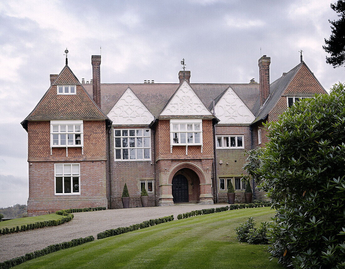 Verschnörkelte Fassade mit Kiesauffahrt eines Landhauses in Tunbridge Wells Kent England UK