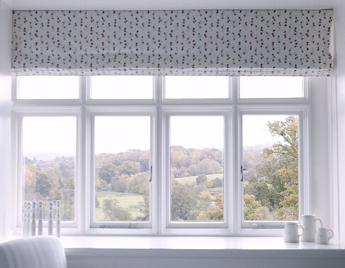 Blick durch ein Fenster mit Raffrollos auf die Landschaft von Tunbridge Wells Kent England UK