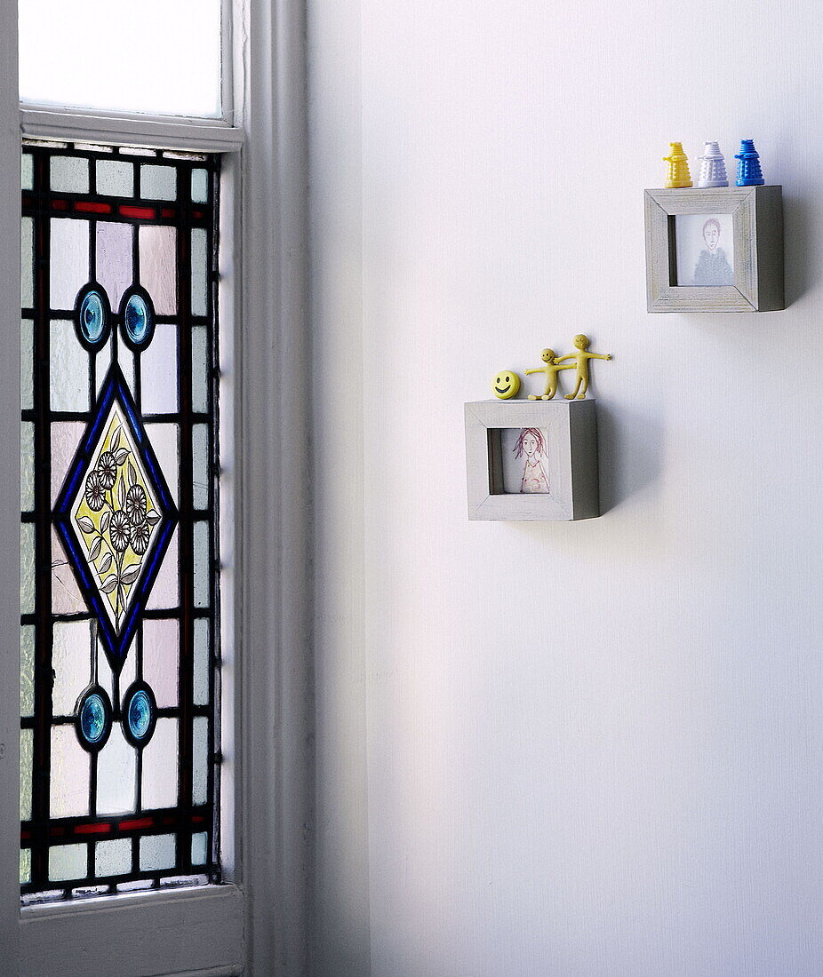 Buntglas-Eingangstür eines Familienhauses in London UK