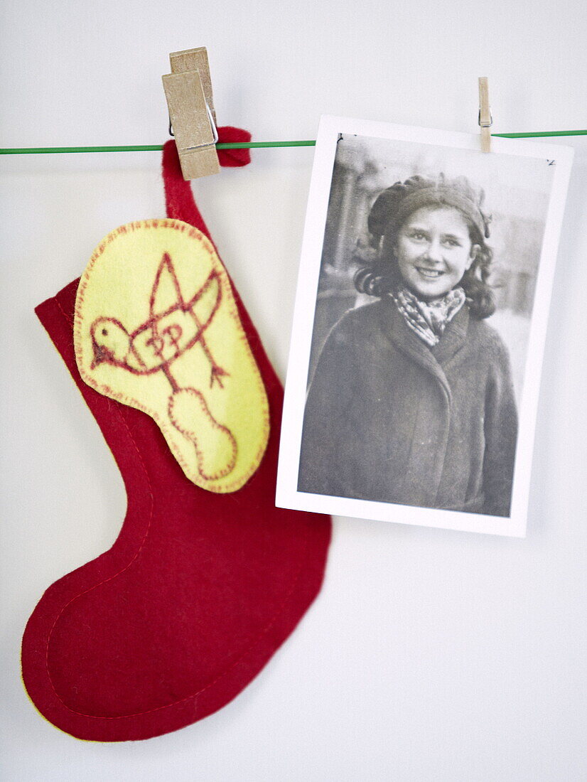 Rote Filzsocke und altes Foto hängen in einem Londoner Familienhaus UK