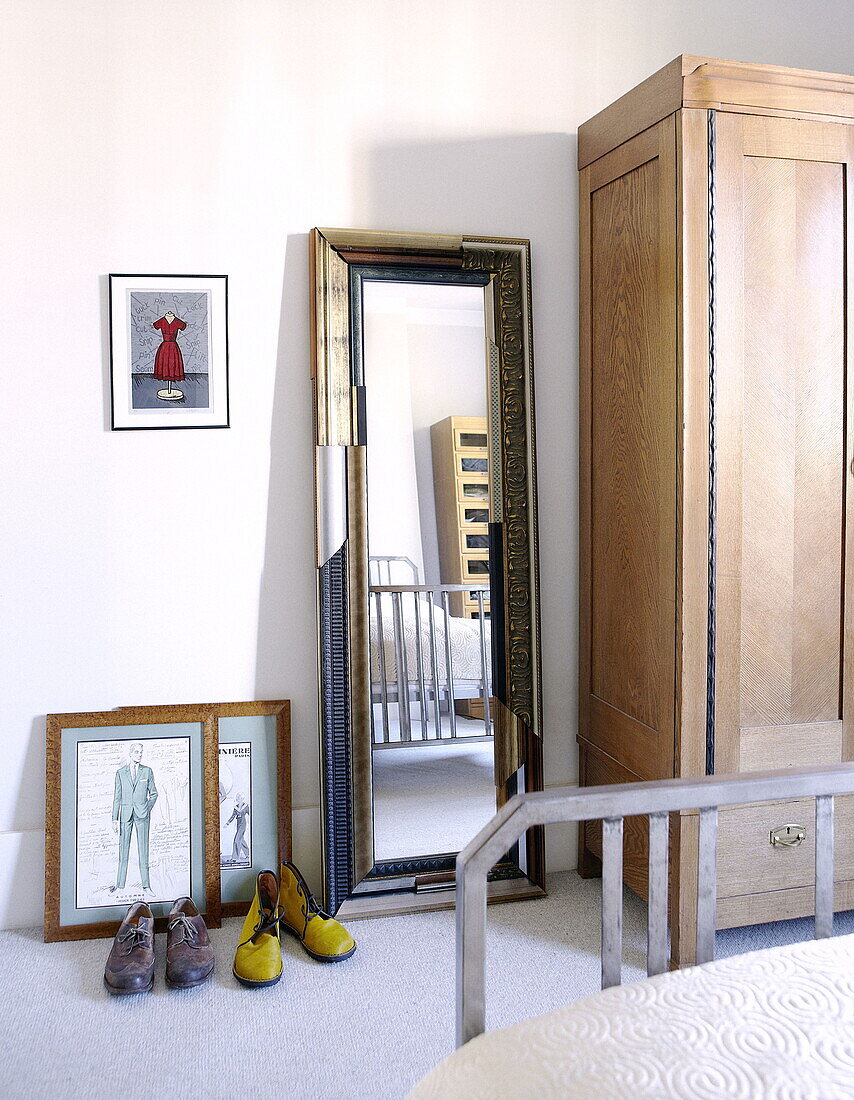 Durchgehender Vintage-Spiegel mit Schuhen und Garderobe im Schlafzimmer eines Londoner Einfamilienhauses UK