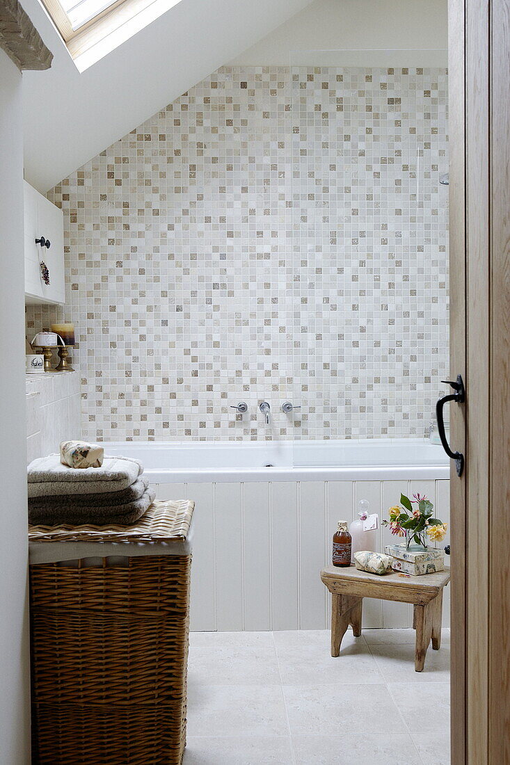 Gefliestes Badezimmer mit Wäschekorb in Hexham Landhaus Northumberland England UK