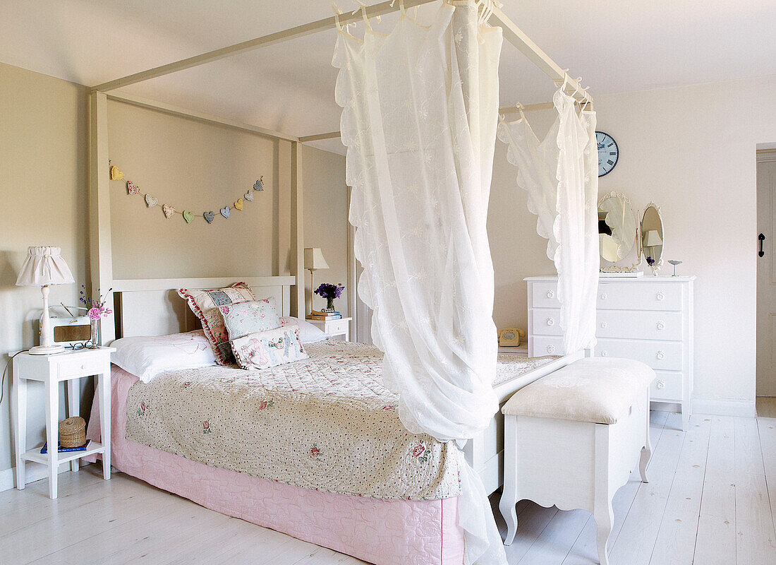 String of hearts and four poster bed in Oxfordshire cottage, England, UK