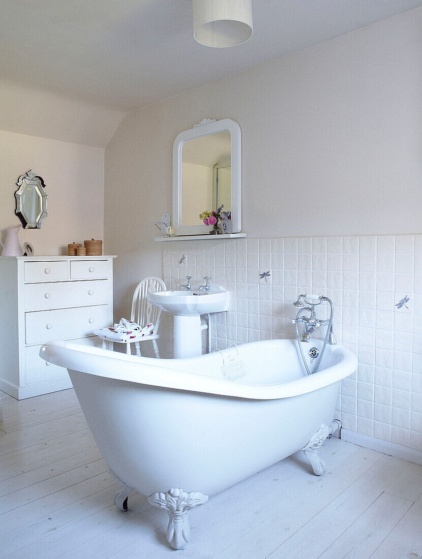 Freistehende Krallenfußbadewanne im gefliesten Badezimmer eines Landhauses in Oxfordshire, England, Vereinigtes Königreich