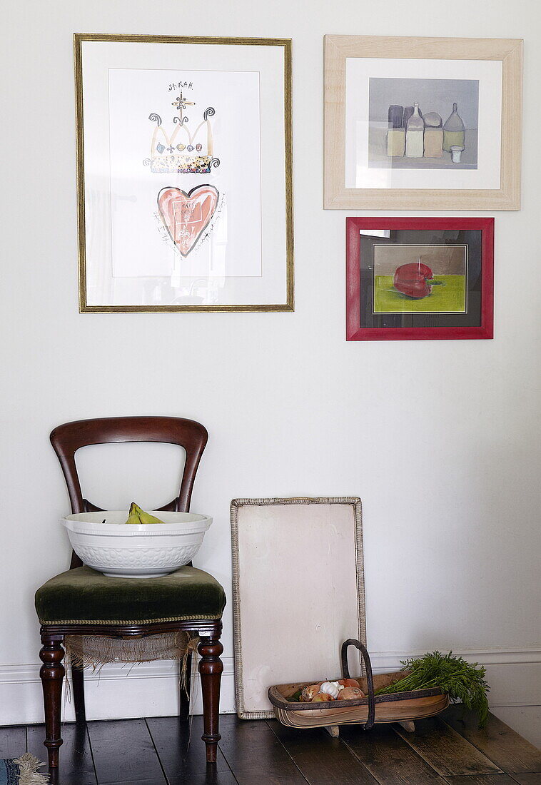 Schale und Kiste mit Kunstwerken und grünem Samtstuhl in einem Haus in Oxfordshire, England, UK