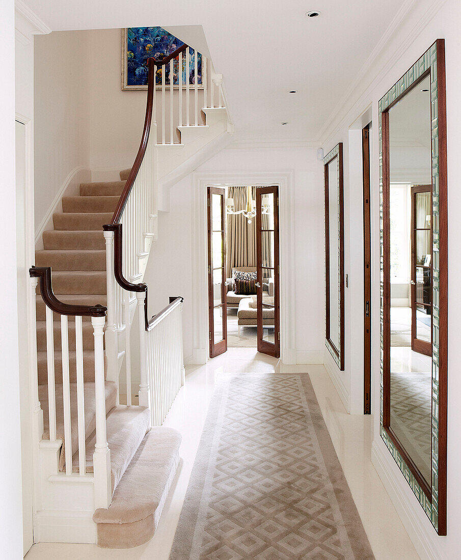 Verspiegelter Flur und Treppenhaus in einem klassischen Londoner Haus, England, UK