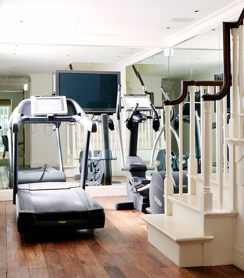 Trainingsgerät im Fitnessstudio eines luxuriösen Hauses in London, England, Vereinigtes Königreich
