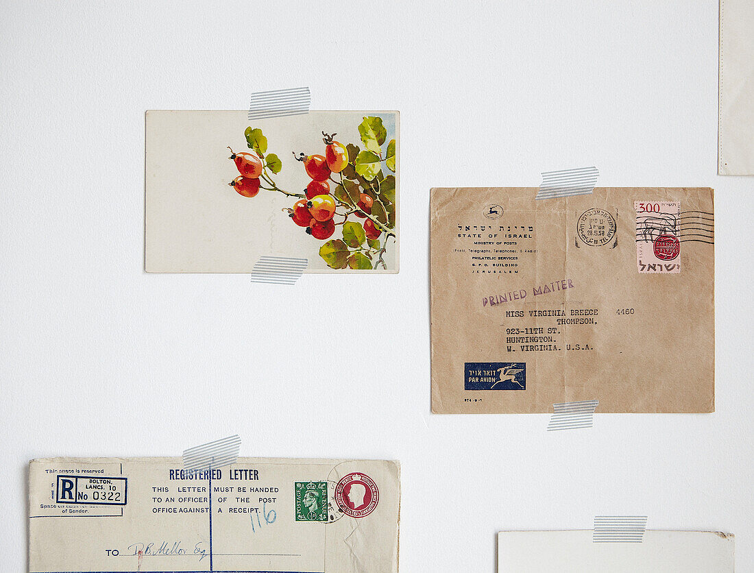 Sammlung von Briefen und Postkarten in einem Haus in Hastings, East Sussex, UK