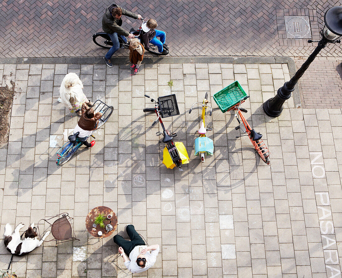 Menschen auf dem Bürgersteig mit Fahrrädern, Amsterdam, Niederlande