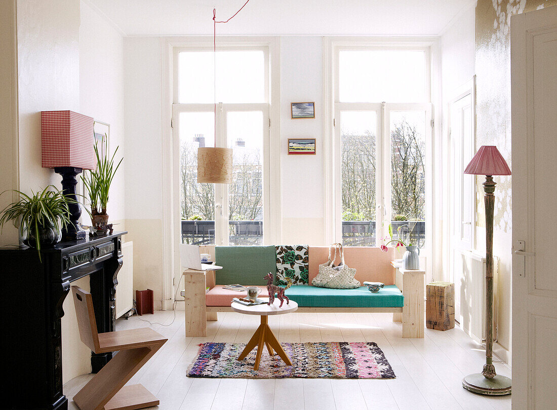 Modernes Wohnzimmer mit Holzsofa und -stuhl, Amsterdam, Niederlande