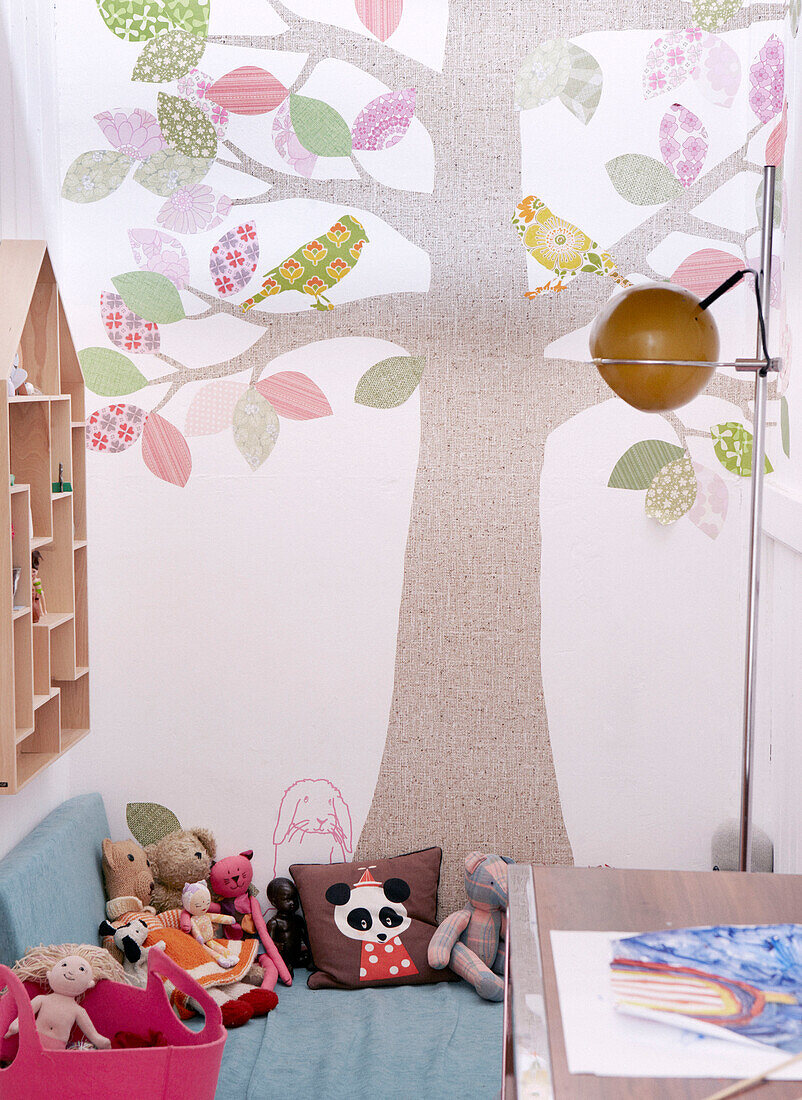 Vögel in einem Baum, Wanddekoration im Kinderzimmer eines modernen Familienhauses, Amsterdam, Niederlande
