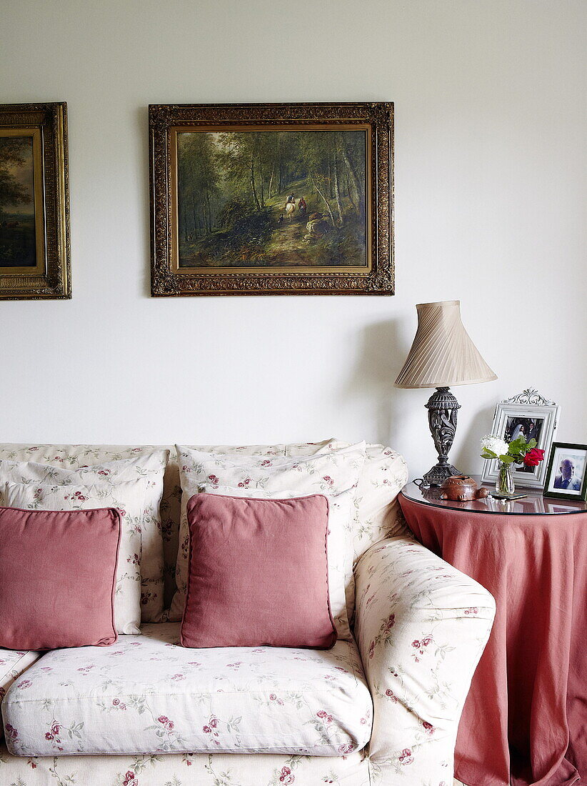 Vergoldetes gerahmtes Kunstwerk über dem Sofa mit Couchtisch mit Glasplatte, Oxfordshire, England, UK