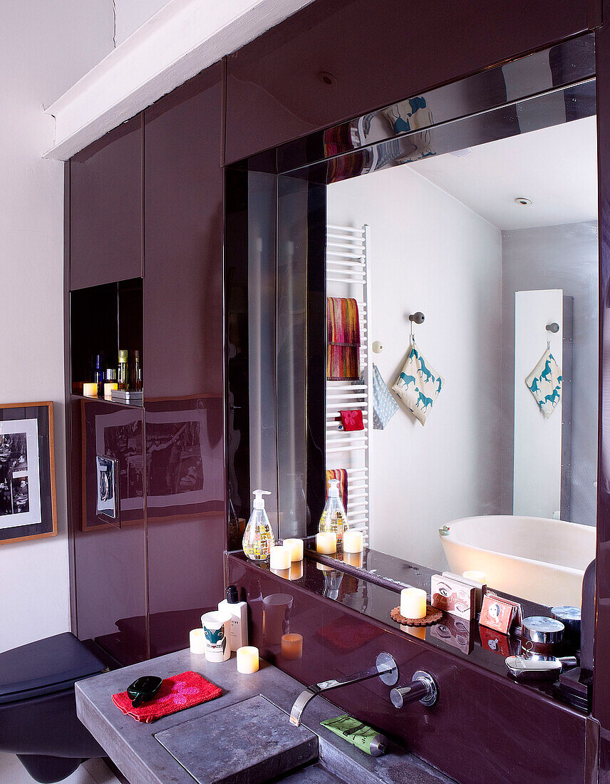 Spiegel über Waschbecken mit Spiegelung im Badezimmer in einem Londoner Haus, England, UK