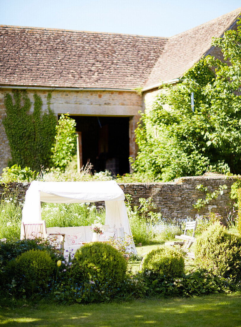 Schattige Sitzecke auf dem Grundstück eines Hauses in Oxfordshire England UK