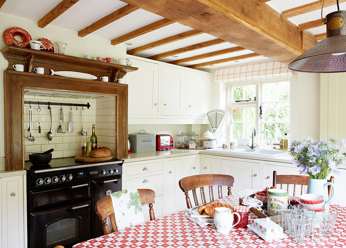 Einbauherd in Balkenküche eines Bauernhauses in Surrey England UK