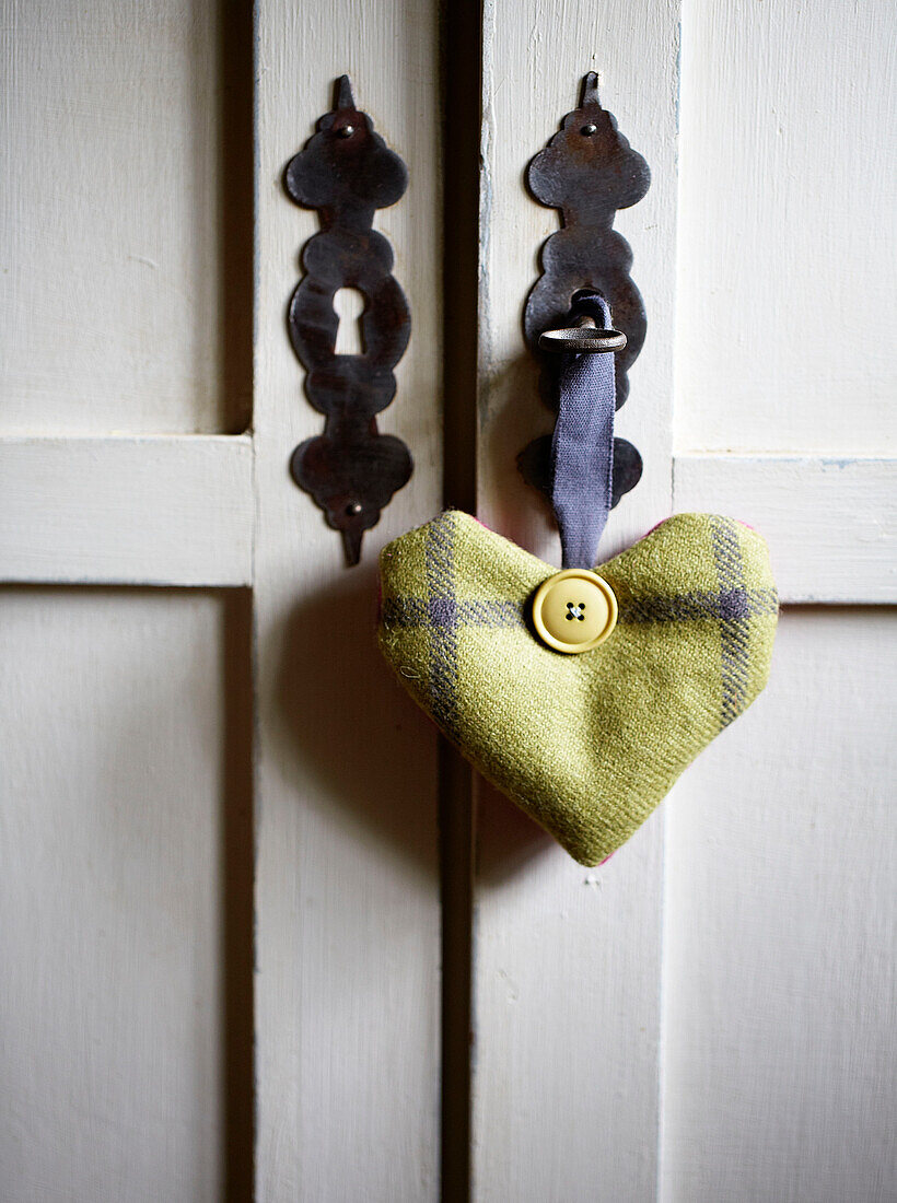Herzförmiges Ornament mit Schloss und Schlüssel in einem Bauernhaus in Surrey, England, UK