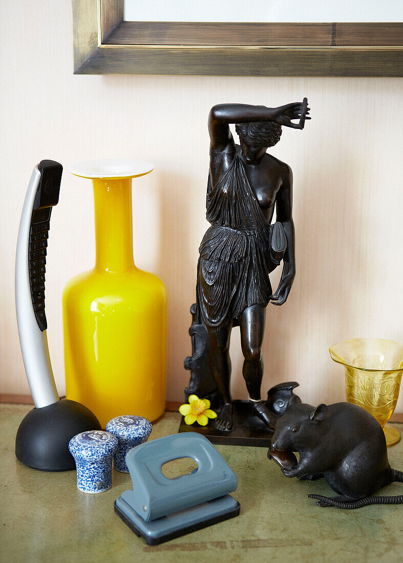 Gelbe Vase mit schwarzer Figur und Locher in einem Londoner Stadthaus England UK
