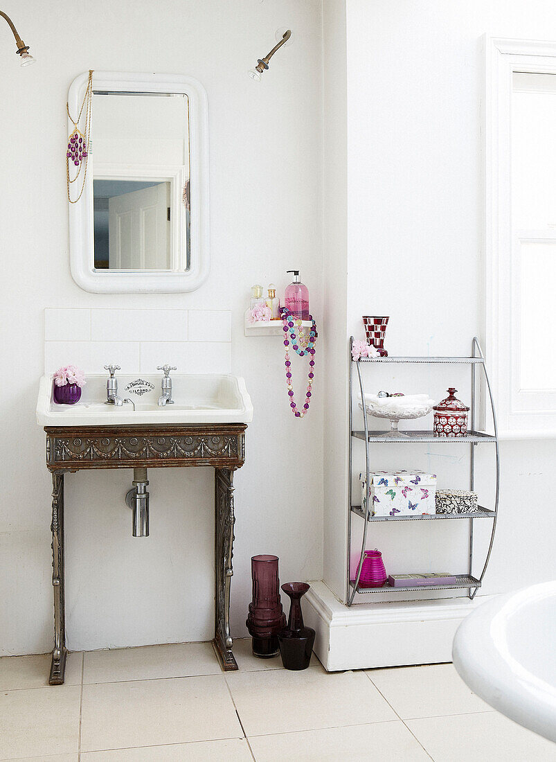 Metallwaschtisch mit Regal im weißen Badezimmer eines Londoner Stadthauses England UK
