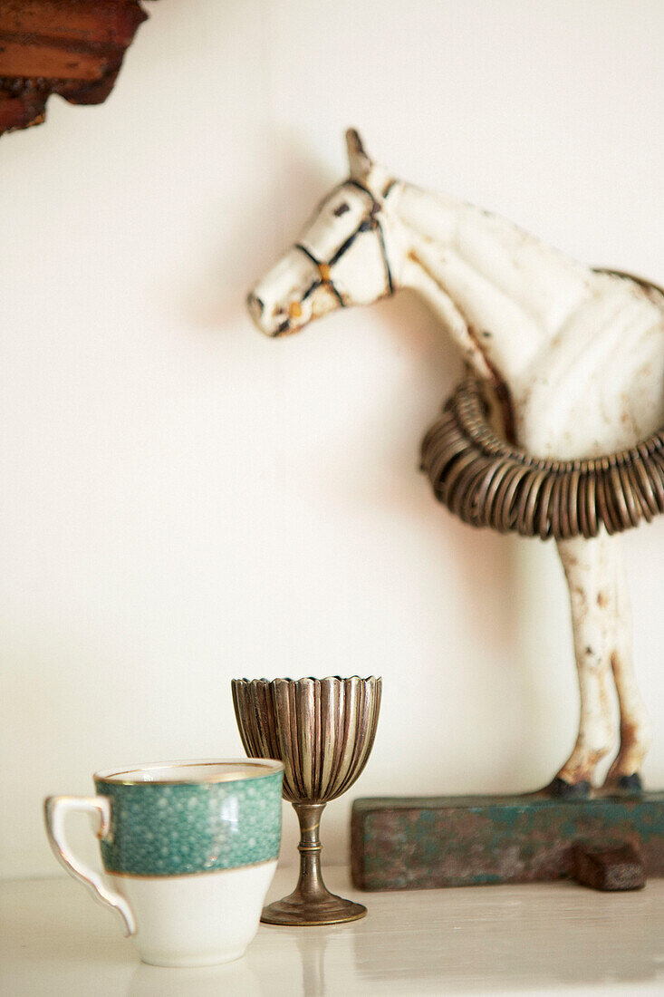 Silberpokal mit Teetasse und Pferdestatue auf dem Kaminsims in einem Londoner Stadthaus, England UK