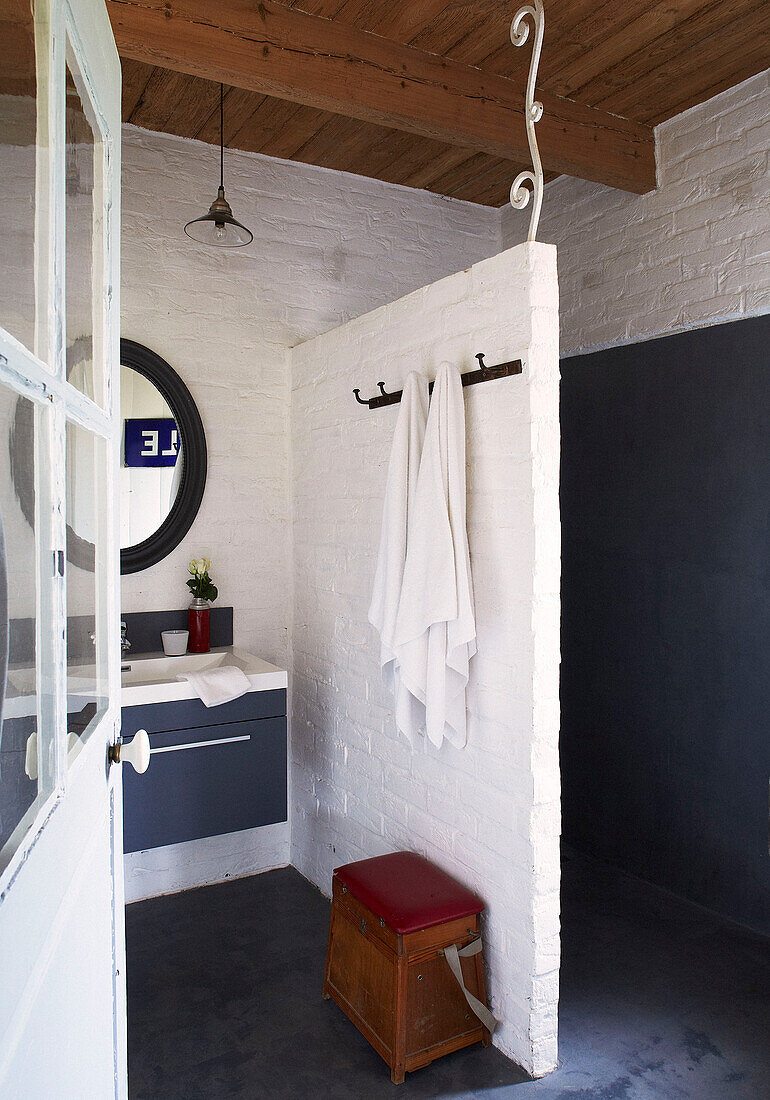 Blick durch die Glastür zum Badezimmer mit Trennwand Schulhausumbau Bretagne Frankreich
