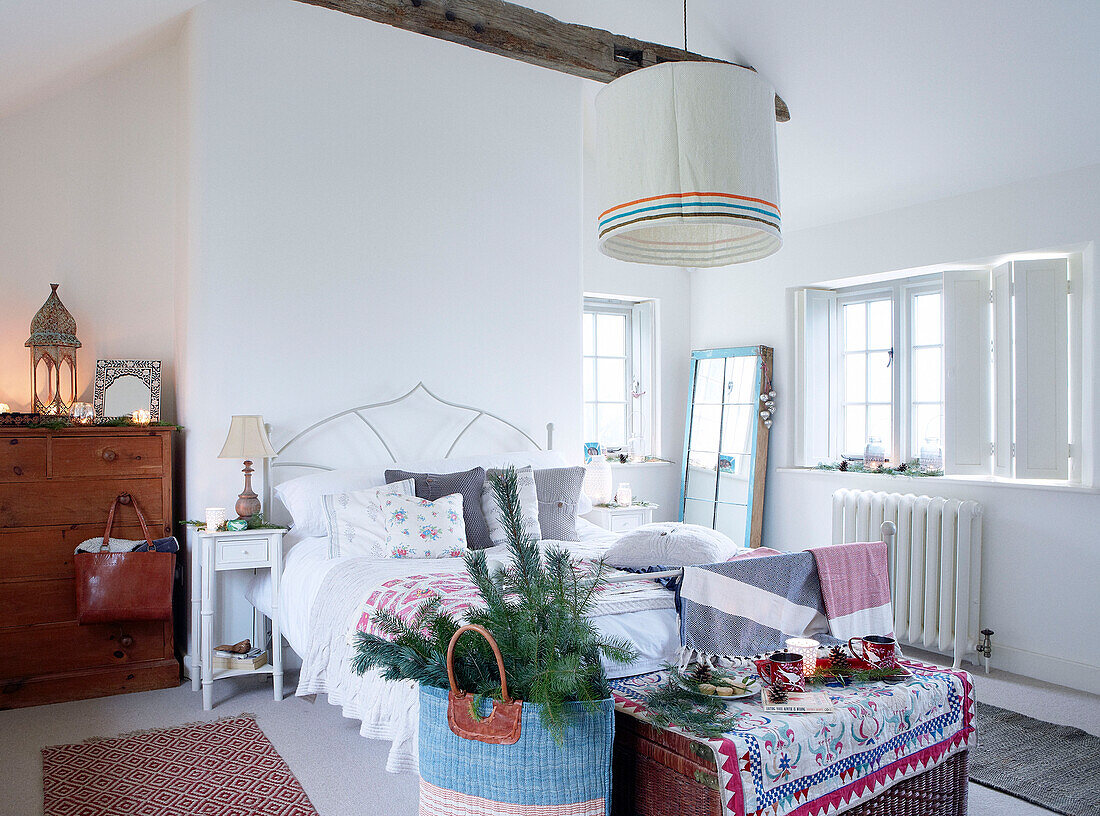Großer Lampenschirm hängt über einem Doppelbett in einem Landhaus in Devonshire, Großbritannien
