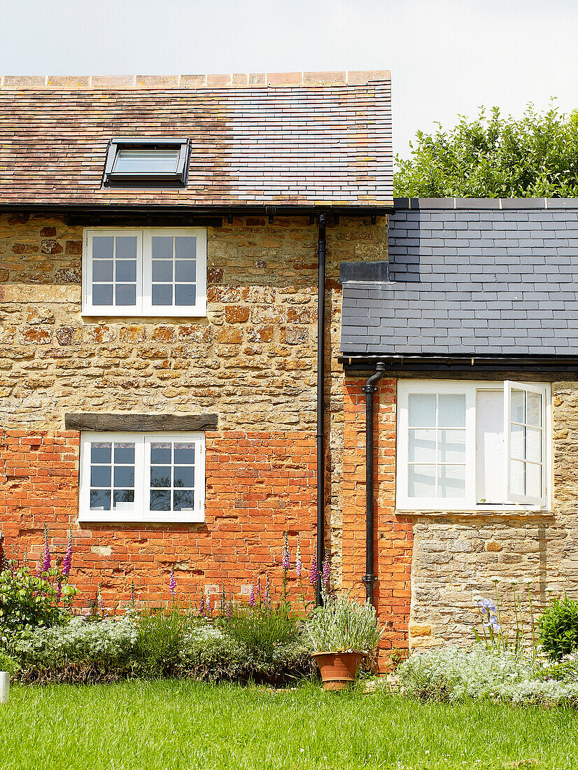 Ziegel- und Steinfassade eines Landhauses in Oxfordshire, England, UK