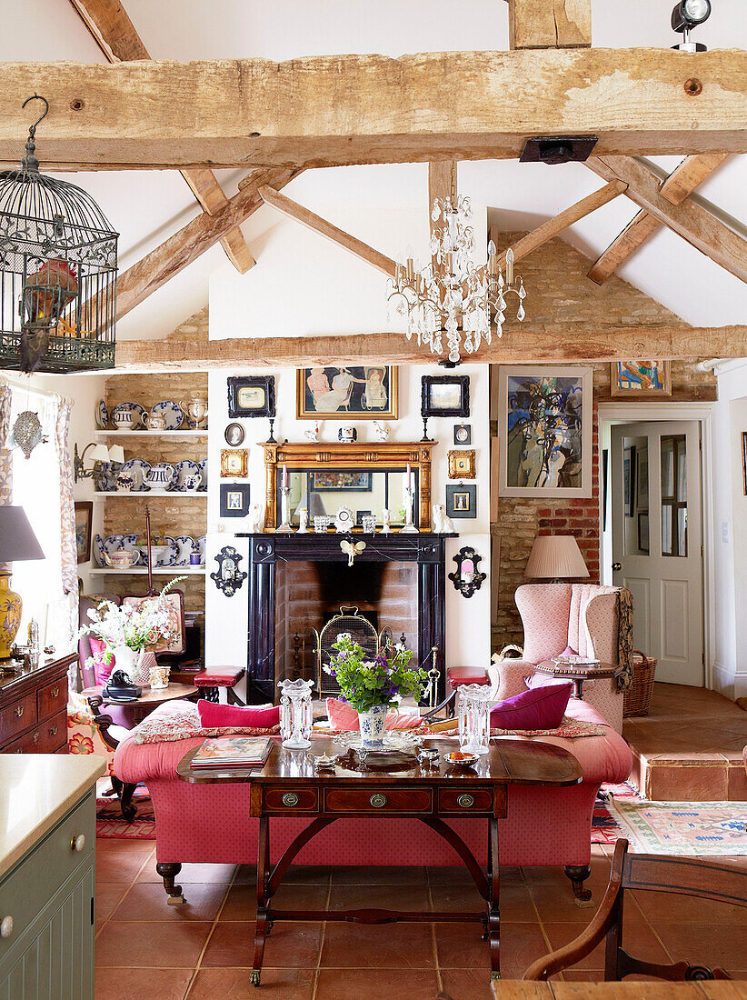 Kunstwerk und Porzellan im Wohnzimmer mit Balken in einem Landhaus in Oxfordshire England UK