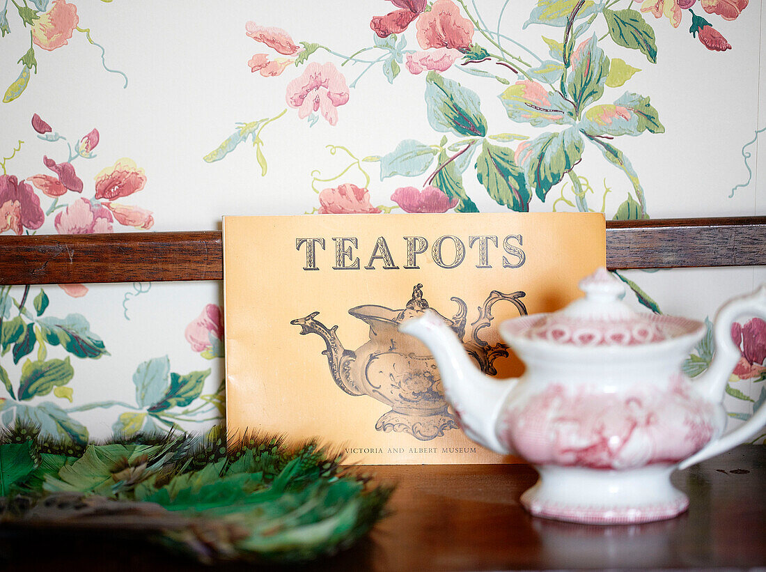 Teekanne mit Postkarte und Sockelleiste in einem Landhaus in Oxfordshire, England, UK