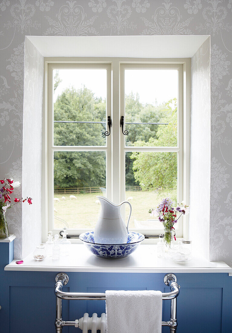 Krug und Schüssel auf der Fensterbank des Badezimmers in einem Cottage in Oxfordshire, England