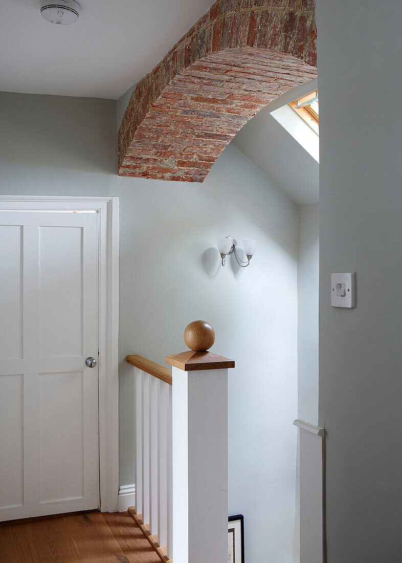 Freigelegter Ziegelbogen im Treppenhaus eines Landhauses in Oxfordshire, England UK
