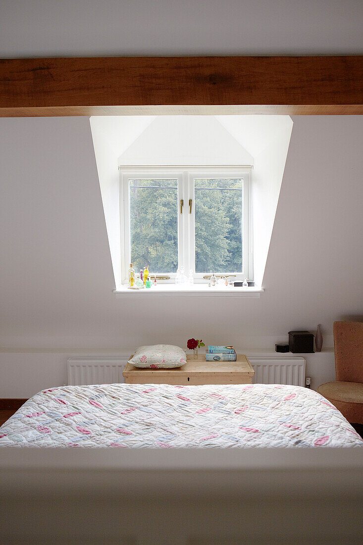 Dachfenster über einem Doppelbett im Dachgeschoss eines Cottage in Oxfordshire, England, Vereinigtes Königreich
