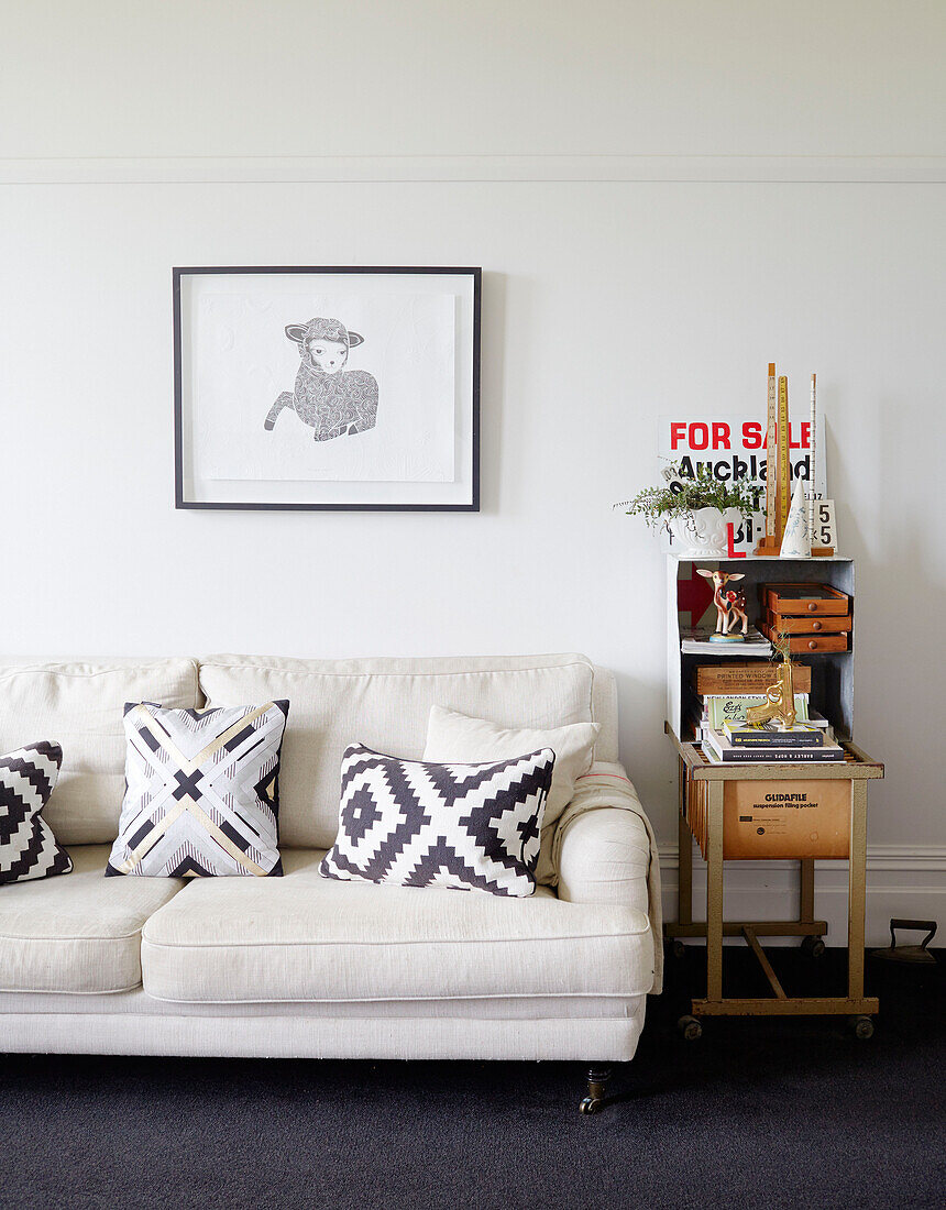 Gerahmtes Kunstwerk über dem Sofa mit Vintage-Beistelltisch im Wohnzimmer von Warkworth in Auckland auf der Nordinsel Neuseelands