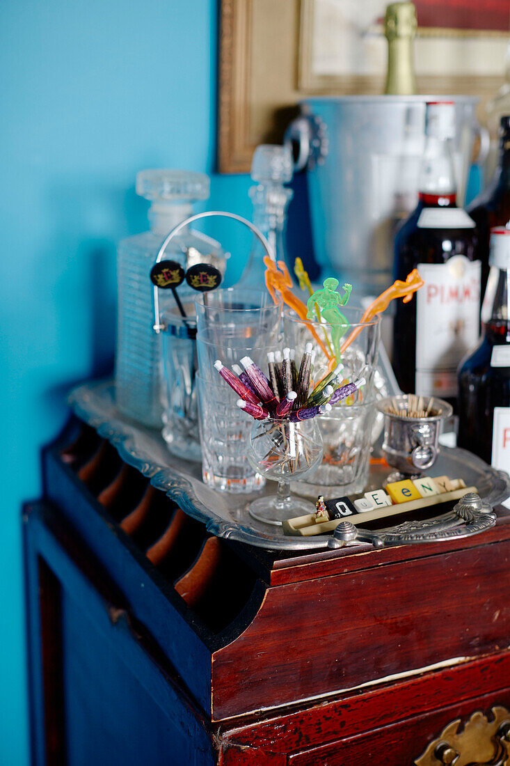 Cocktail-Schirme mit Vintage-Gläsern auf einem Getränkeschrank in Auckland auf der Nordinsel Neuseelands