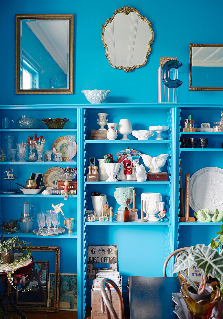 Vintage-Spiegel über einer Porzellansammlung auf hellblauen Regalen in einem Haus in Auckland auf der Nordinsel Neuseelands