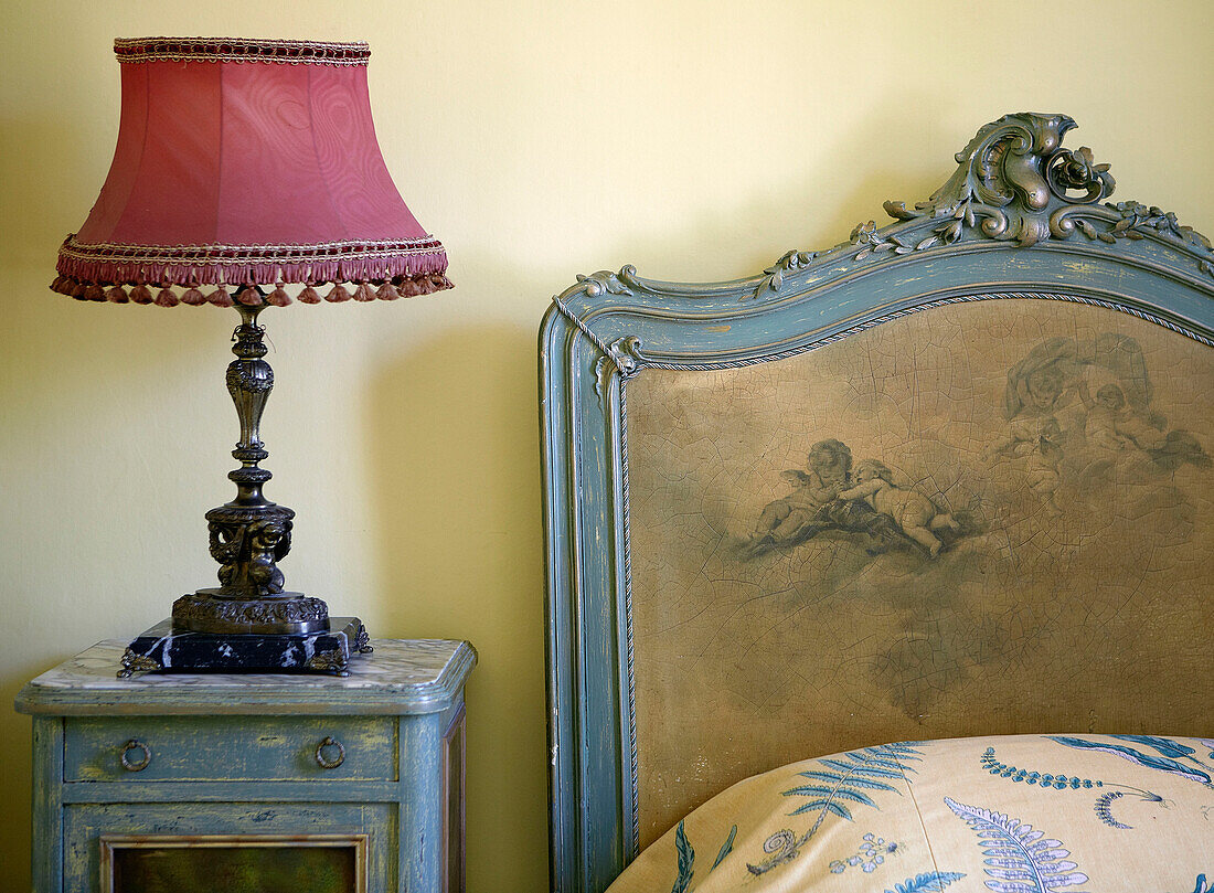 Vintage-Lampe mit antikem Kopfteil Schlafzimmer Detail in traditionellen Landhaus Welsh Grenzen UK
