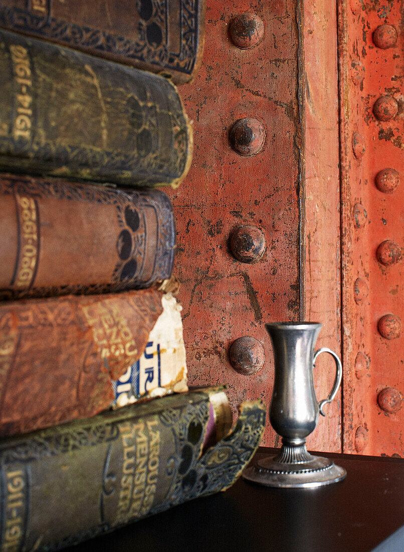 Alternde gebundene Bücher und Zinnpokal in einem bretonischen Bauernhaus Frankreich