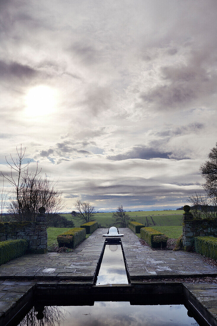 Modernes Wasserspiel auf dem Gelände eines Herrenhauses in Northumbria, England, Vereinigtes Königreich