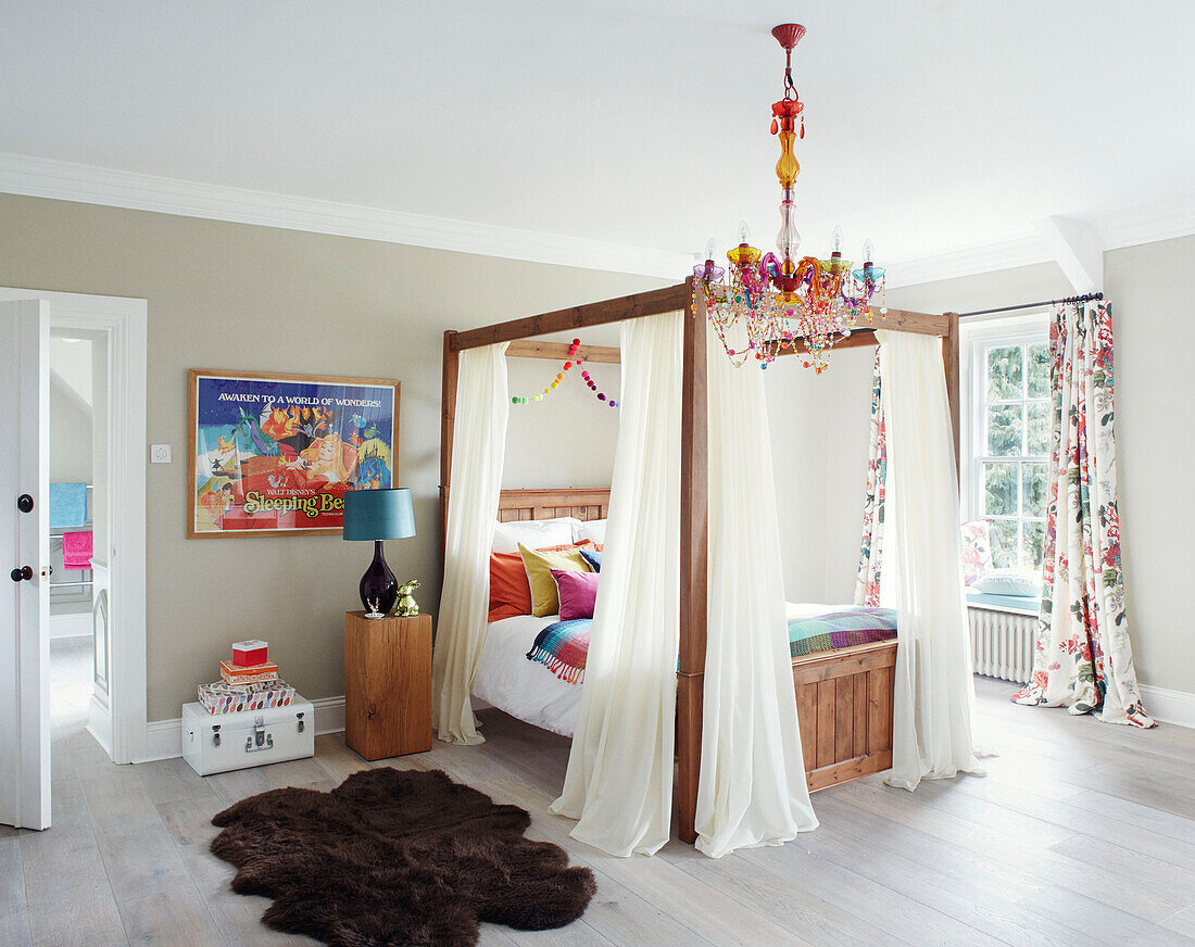 Brauner Teppich und bunter Kronleuchter mit Himmelbett in einem Herrenhaus in Northumbria England UK