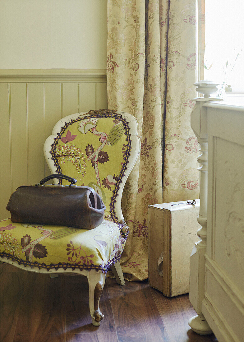 Gelber gepolsterter Stuhl mit Arzttasche in Whitley Bay home Tyne and Wear England UK