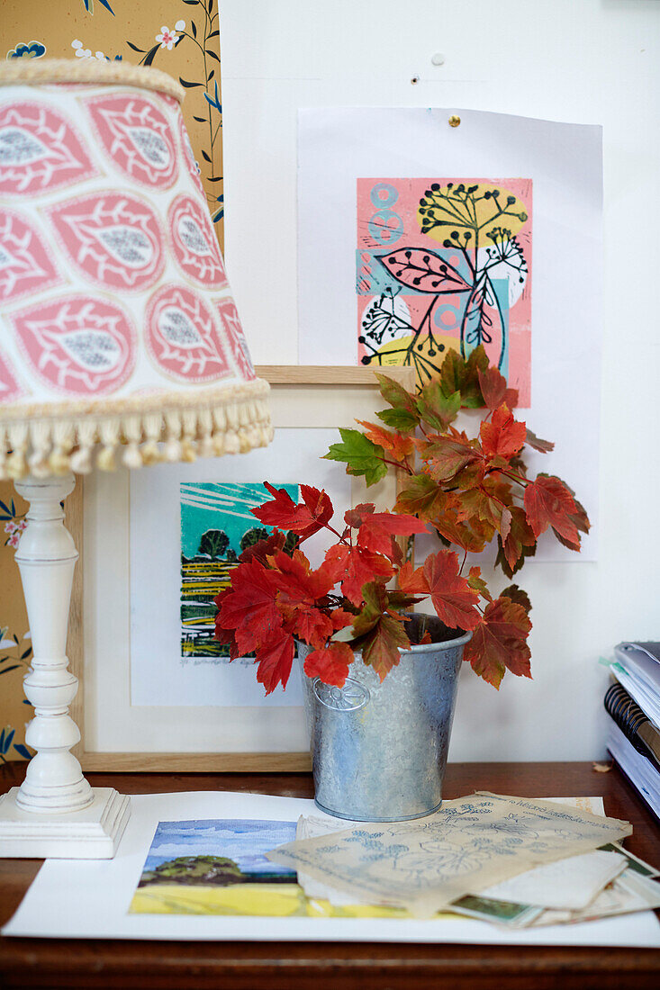 Herbstliche Zimmerpflanze und Moodboard im Schreibtisch eines Hauses in Northumbria England UK