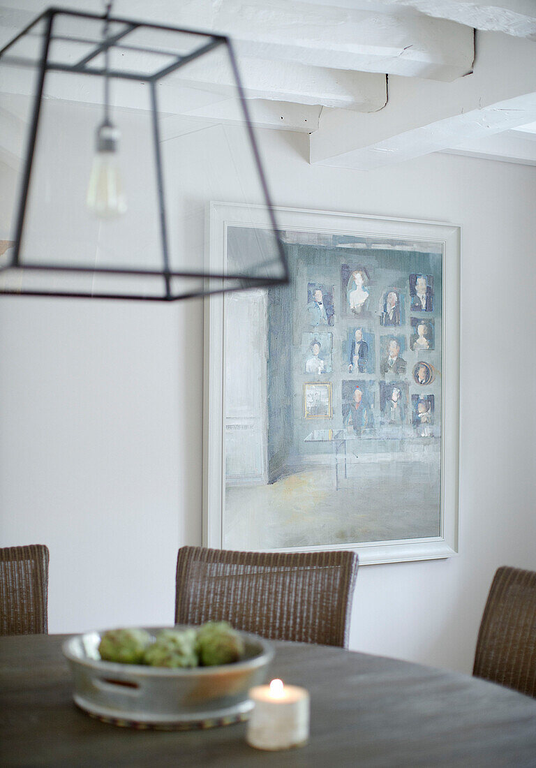 Gerahmtes Kunstwerk mit großem Glaspendel über dem Esstisch in einem Haus in Buckinghamshire, England