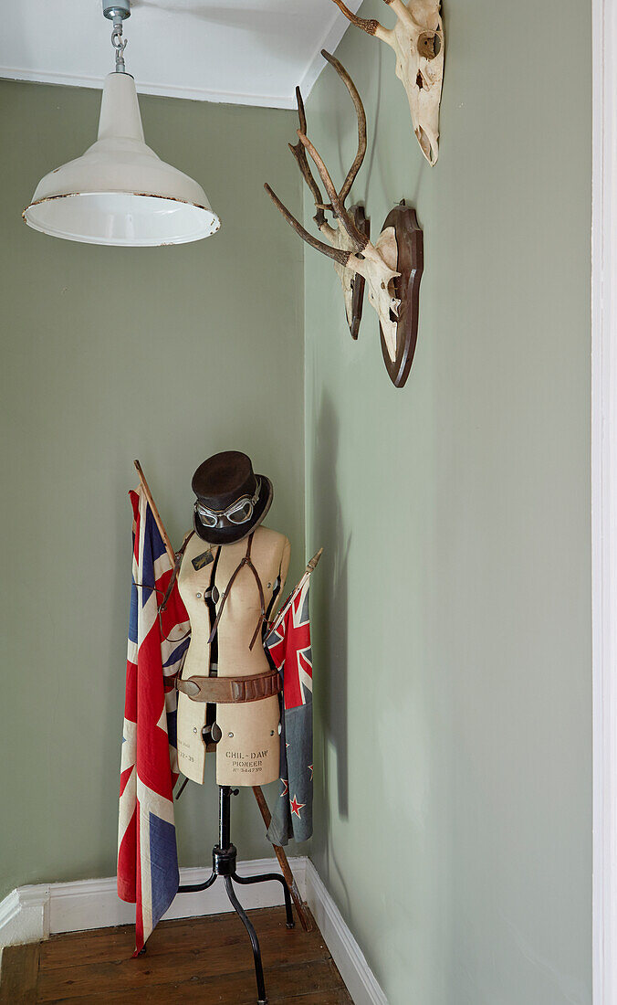 Zylinder und Schutzbrille auf Schneiderpuppe mit Union Jacks in einem Haus in Sunderland, Tyne and Wear, England UK