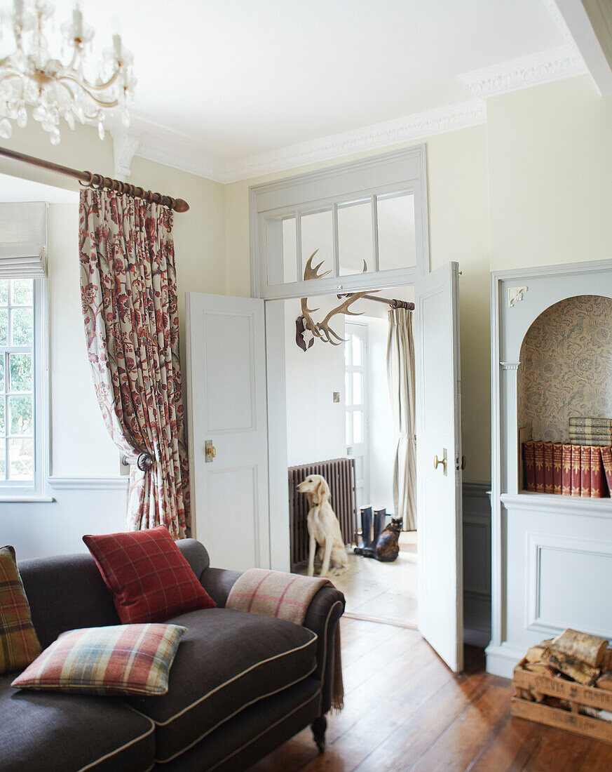 Dunkelgraues Sofa mit Schottenkaro-Kissen und Raumteiler in einem Haus in der Grafschaft Durham, England, Vereinigtes Königreich