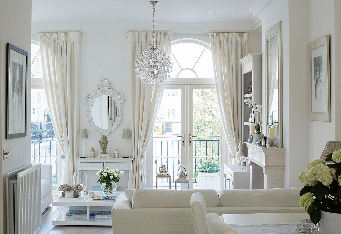 Glaskronleuchter hängt im weißen Wohnzimmer eines Stadthauses in York, England