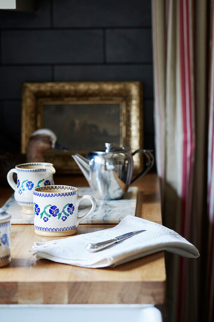 Blaue geblümte Keramiktasse und Kanne mit Teekanne in einer unter Denkmalschutz stehenden Tudor-Bastelküche Northumberland UK