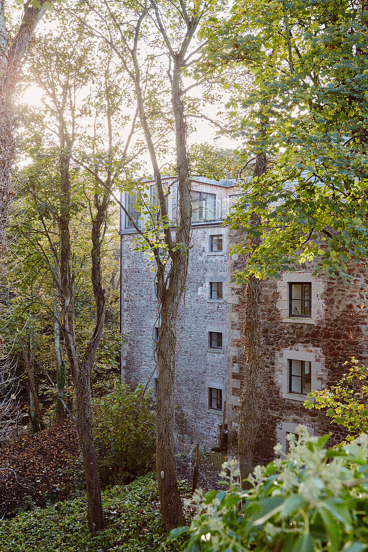 Fünfstöckige Fassade einer umgebauten Getreidemühle aus dem 19. Jahrhundert in den Scottish Borders, UK