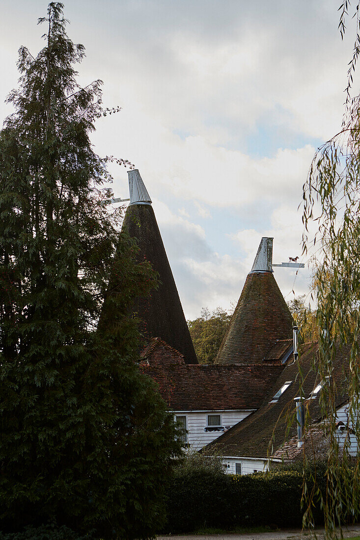 Geflieste Dächer einer alten Mühle in Kent England, UK
