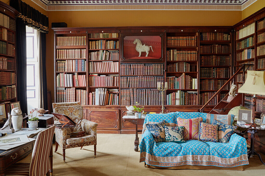 Gesteppte Decke über dem Sofa in der Bibliothek von Capheaton Hall in Northumberland, UK