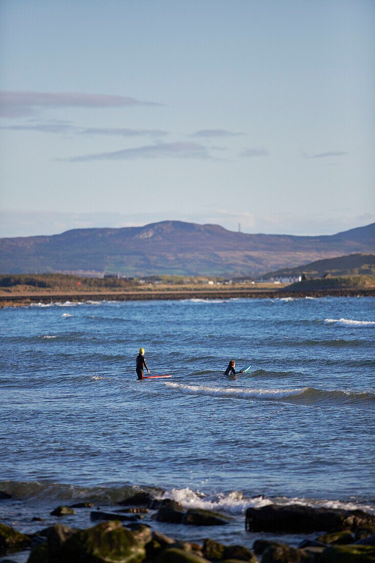 Zwei Jungen in Neoprenanzügen mit Bodyboards im Meer in der Grafschaft Sligo Connacht Irland