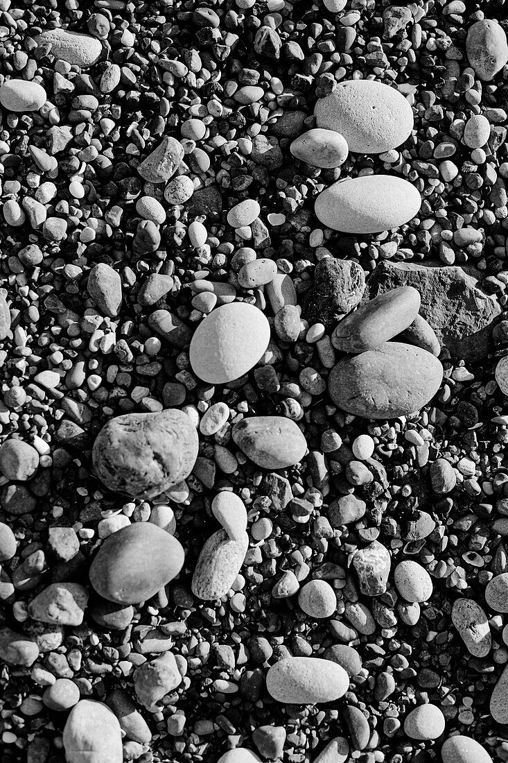 Kieselsteine am Strand in der Grafschaft Sligo in Connacht, Irland
